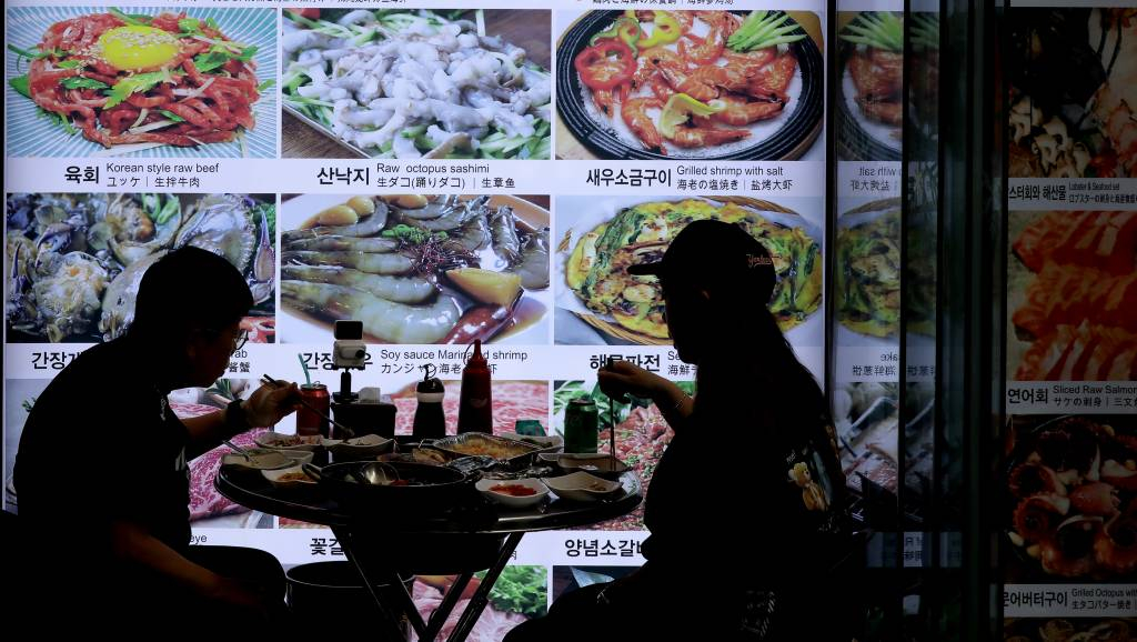 [서울=뉴시스] 김금보 기자 = 외식 물가상승률이 2021년6월 이후 28개월째 평균을 웃돌고있다. 통계청에 따르면 지난달 소비자물가지수는 112.99로 지난해 같은 달 대비 3.7% 올랐다. 이 중 외식 부문 물가 상승률은 4.9%로 전체 평균보다 1.2%포인트 높았다. 사진은 13일 서울시내 한 식당가. 2023.10.13.