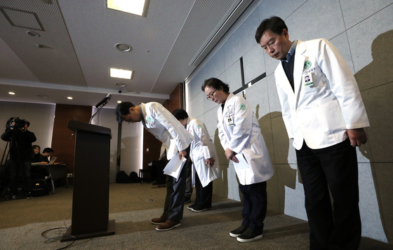 정혜원 이대목동병원장(오른쪽 두번째)을 비롯한 관계자들이 2017년 12월 17일 오후 서울 양천구 이대목동병원에서 신생아 4명이 갑작스럽게 사망한 사고에 대한 사과문을 발표한 뒤 고개숙여 사과하고 있다. /사진=뉴스1