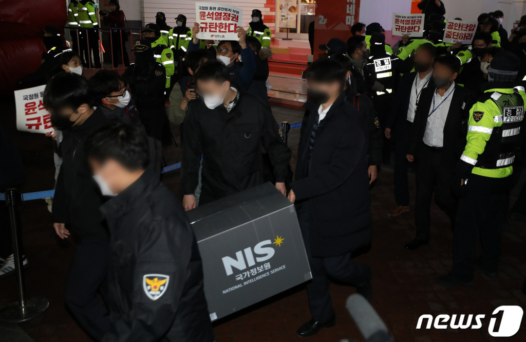 (서울=뉴스1) 이동해 기자 = 국가정보원 관계자들이 18일 오후 서울 중구 전국민주노동조합총연맹(민주노총) 서울 사무실에서 국가보안법 위반 혐의로 압수수색을 마친 후 압수품 상자를 들고 나가고 있다. 2023.1.18/뉴스1  Copyright © 뉴스1. All rights reserved. 무단 전재 및 재배포 금지.
