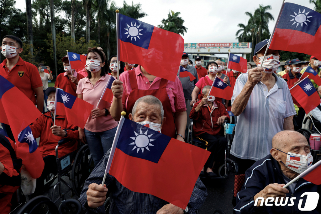(로이터=뉴스1) 정윤영 기자 = 대만 타이베이 타오위안에서 유권자들이 대만 국기를 흔들고 있는 모습. 2023.10.10.  ⓒ 로이터=뉴스1  Copyright © 뉴스1. All rights reserved. 무단 전재 및 재배포,  AI학습 이용 금지.