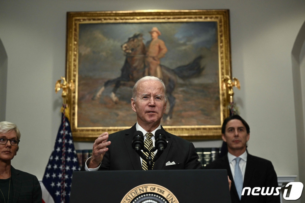 (워싱턴 AFP=뉴스1) 우동명 기자 = 조 바이든 미국 대통령이 19일(현지시간) 워싱턴 백악관에서 유가 하락을 유도하기 위해 전략 비축유 1500만 배럴 방출과 추가 방출 가능성을 시사하는 연설을 하고 있다.  ⓒ AFP=뉴스1  Copyright © 뉴스1. All rights reserved. 무단 전재 및 재배포 금지.