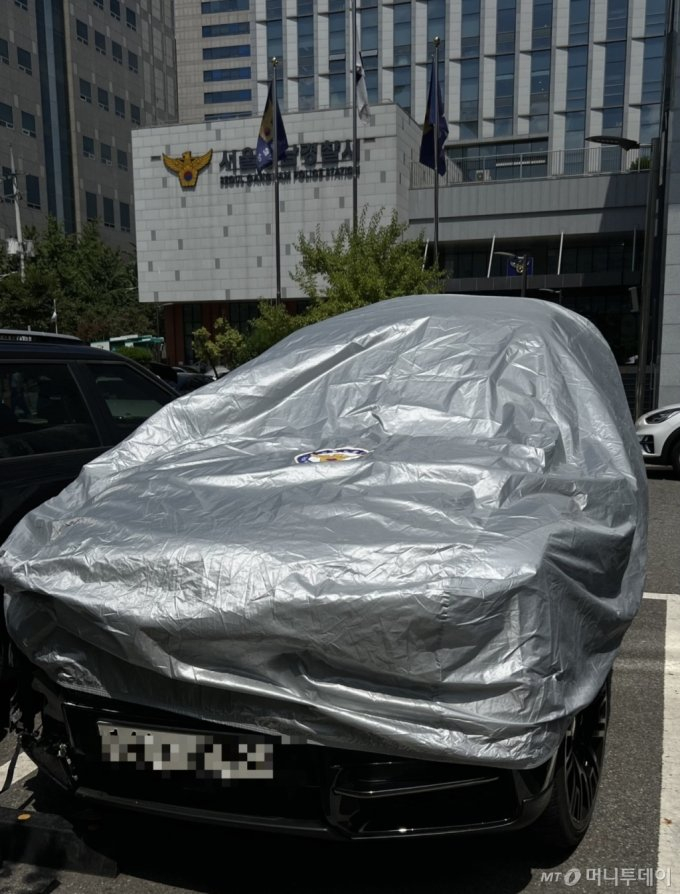 지난 3일 오후 서울 강남경찰서 앞 주차된 신모씨(28세)의 롤스로이스 차량/사진=양윤우 기자 