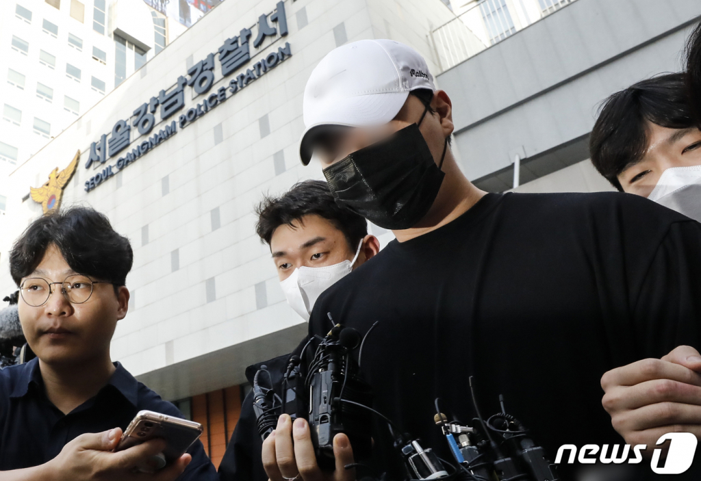 (서울=뉴스1) 김도우 기자 = 향정신성의약품을 투약한 채 롤스로이스 차량을 몰다 행인을 치어 중상을 입힌 20대 남성 A씨가 18일 오전 검찰로 송치되기 위해 서울 강남구 강남경찰서에서 호송차로 향하고 있다. 2023.8.18/뉴스1  Copyright © 뉴스1. All rights reserved. 무단 전재 및 재배포 금지.