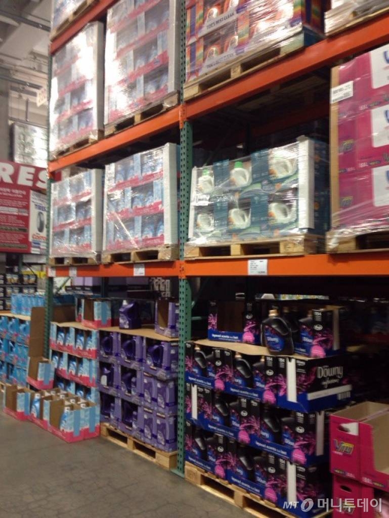 코스트코코리아 양재점 생활용품 매대. 피죤 제품은 찾아볼 수 없고, 다우니 아로마뷰 등의 제품이 진열돼 있다. /사진=전혜영