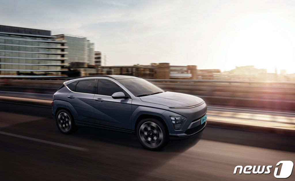 (서울=뉴스1) = 현대자동차는 친환경성과 실용성을 두루 갖춘 다재다능한 SUV '디 올 뉴 코나 일렉트릭'을 13일 출시한다고 밝혔다.   코나 일렉트릭은 64.8kWh 배터리를 장착해 국내 산업부 인증 기준으로 417km에 달하는 동급 최고 수준의 1회 충전 주행가능거리(롱레인지, 17인치 휠 적용 기준)를 갖췄다. (현대자동차 제공) 2023.4.13/뉴스1  Copyright © 뉴스1. All rights reserved. 무단 전재 및 재배포 금지.