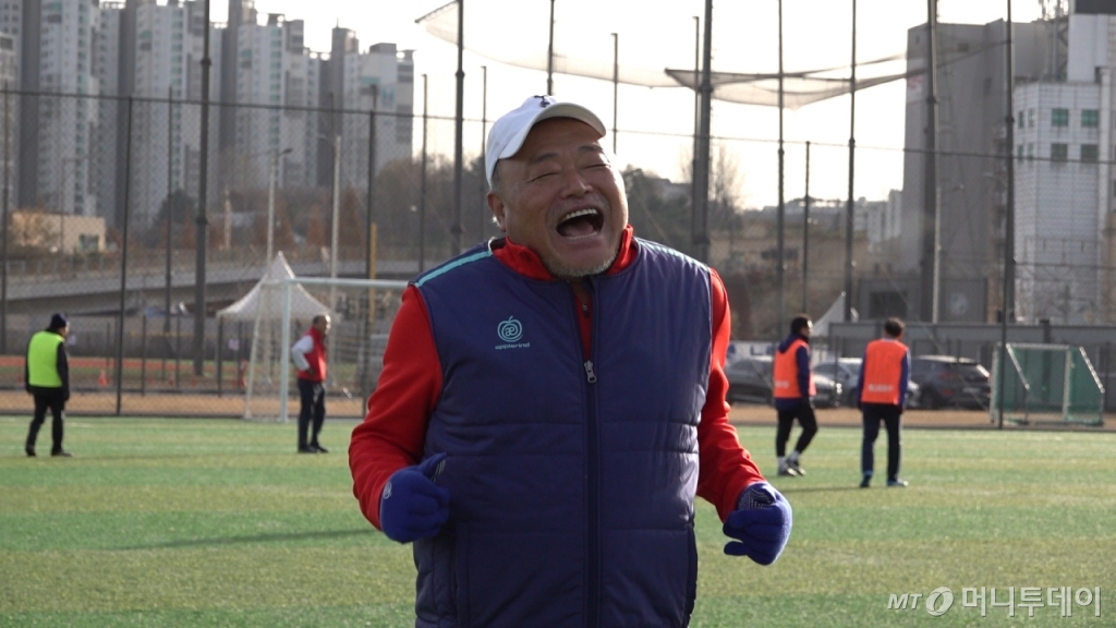지난달 7일 가수 김흥국씨(65)가 축구 경기 중 골을 넣고 기뻐하고 있다. /사진=김이진PD