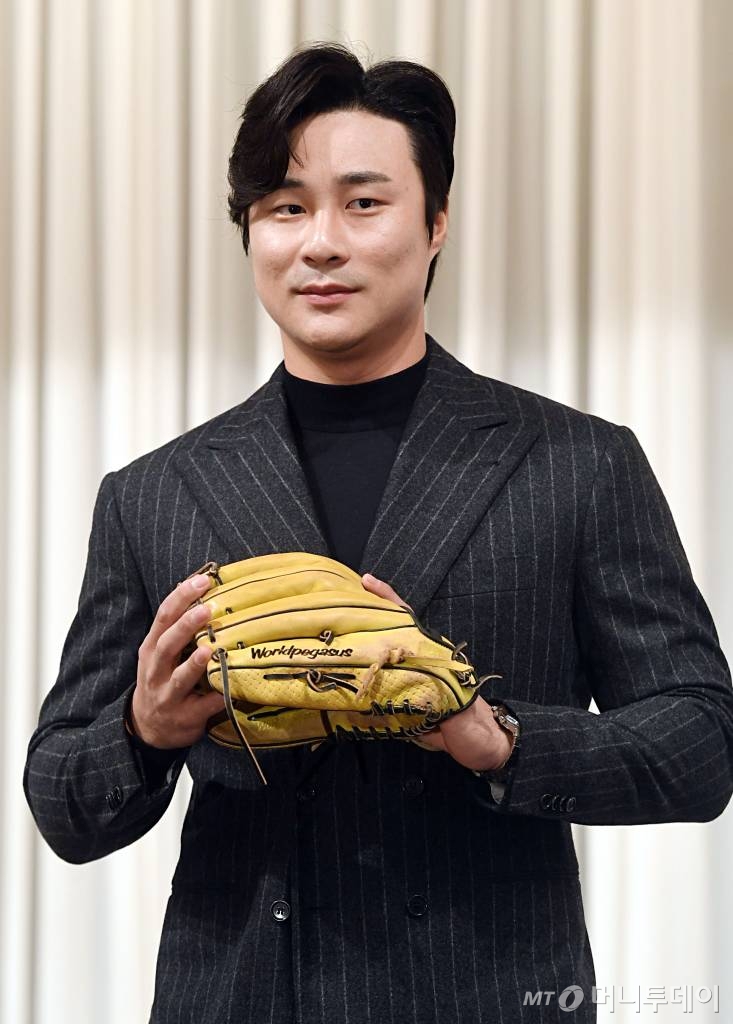 메이저리그 샌디에이고 파드리스 소속 야구선수 김하성이 20일 오전 서울 강남구 청담동 호텔리베라에서 열린 한국인 최초 골드글러브 수상 공식 기자회견에서 포즈를 취하고 있다.  김하성은 골든글러브 2개 부문(2루수, 유틸리티) 최종 후보에 올랐고, 올해 신설된 유틸리티 부문에서 골든글러브를 수상했다. /사진=머니S 장동규 기자