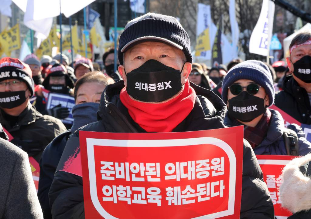 [서울=뉴시스] 배훈식 기자 = 대한의사협회 회원들이 17일 오후 서울 종로구 동화면세점 앞에서 '의료붕괴 저지를 위한 '제1차 전국 의사 총궐기 대회'를 열고 의대증원X라고 적힌 마스크를 하고 있다. 2023.12.17.