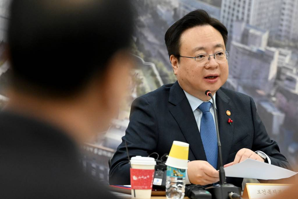 [광주=뉴시스] 이영주 기자 = 조규홍 보건복지부장관이 18일 오전 광주 동구 전남대병원에서 열린 지역 및 필수의료 혁신을 위한 광주 지역 간담회에 참석해 발언하고 있다. 2023.12.18.