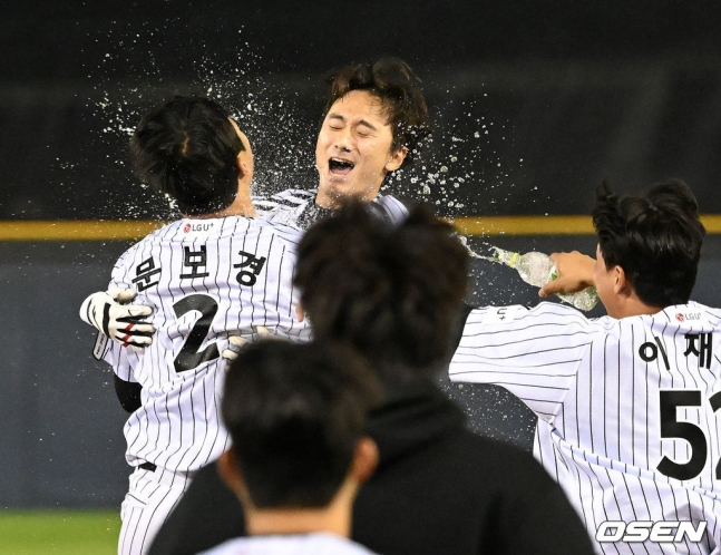 LG 신민재(가운데)가 지난 5월 9일 잠실 키움전에서 연장 10회말 끝내기 안타를 친 뒤 동료들과 함께 기뻐하고 있다.