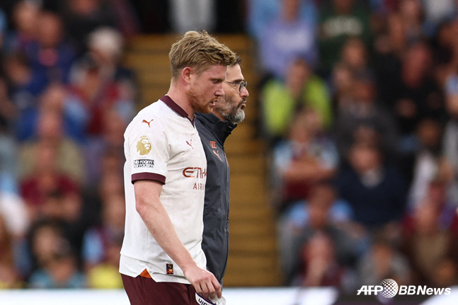 개막 1라운드 햄스트링 부상을 당해 경기장을 빠져나가는 케빈 데 브라위너. /AFPBBNews=뉴스1