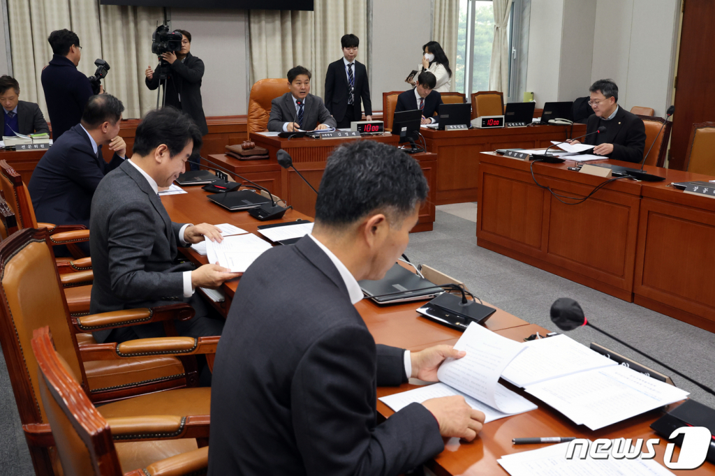김영배 국회 정개특위 법안심사소위원장이 4일 오후 서울 여의도 국회 정치개혁특별위원회 법안심사제1소위원회에서 열린 국민투표법 전부개정에 대한 입법공청회에서 발언을 하고 있다. 이날 열린 법안소위에서는 '딥페이크' 기술을 활용한 선거운동 규제 방식을 담은 공직선거법 개정안 등을 논의한다. 2023.12.4/뉴스1