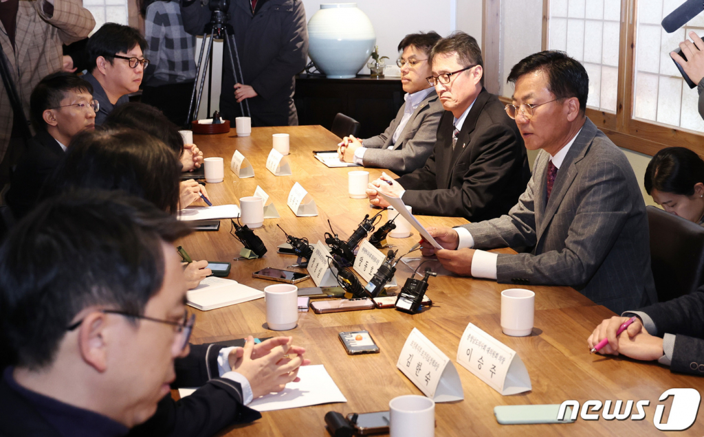 (서울=뉴스1) 구윤성 기자 = 대한의사협회 측 협상 단장인 양동호 광주시의사회 대의원회 의장이 20일 오후 서울 중구 컨퍼런스하우스 달개비에서 열린 의과대학 정원 확대 방안 논의를 위한 제22차 의료현안협의체 회의에서 모두발언을 하고 있다. 2023.12.20/뉴스1  Copyright © 뉴스1. All rights reserved. 무단 전재 및 재배포,  AI학습 이용 금지.