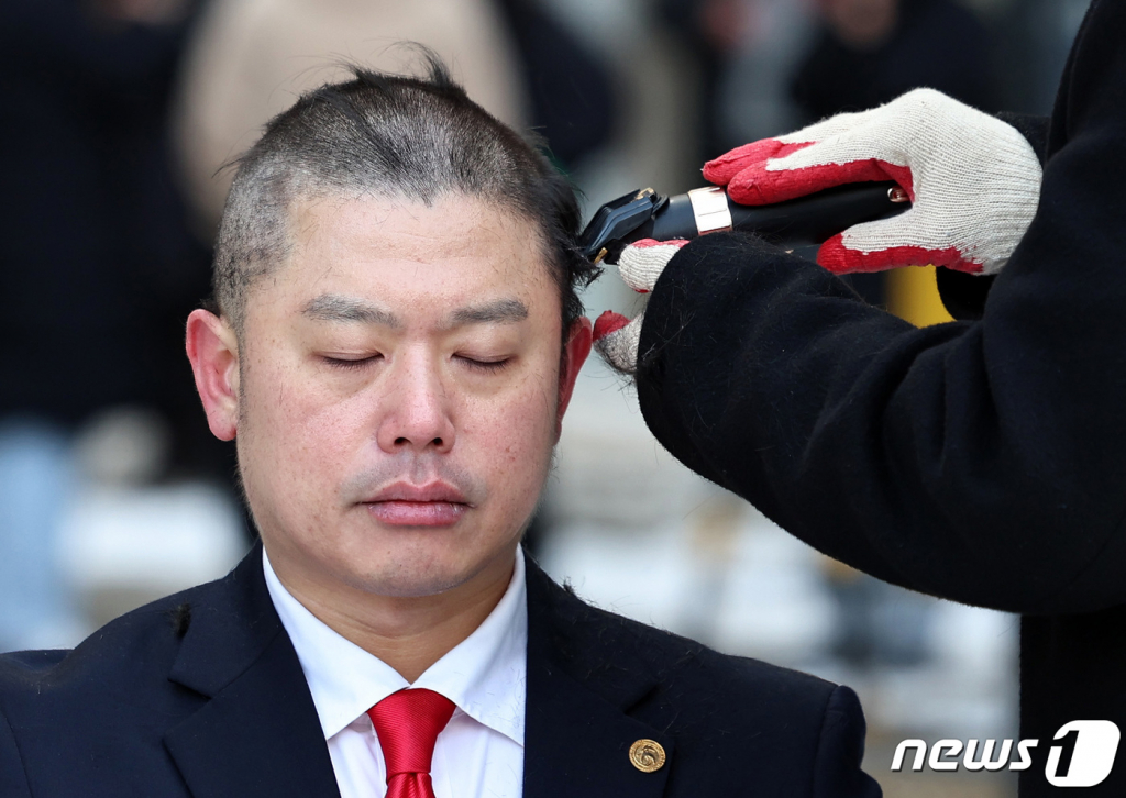 (서울=뉴스1) 구윤성 기자 = 임채윤 대한한약사회 회장이 20일 오후 서울 서초구 건강보험심사평가원 앞에서 첩약 건강보험적용 시범사업과 관련해 한약사 1인당 첩약조제건수 기준 마련 등을 촉구하며 삭발하고 있다. 2023.12.20/뉴스1  Copyright © 뉴스1. All rights reserved. 무단 전재 및 재배포,  AI학습 이용 금지.