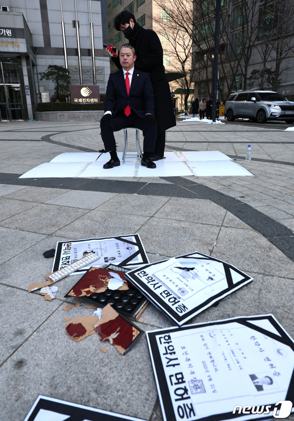 (서울=뉴스1) 구윤성 기자 = 임채윤 대한한약사회 회장이 20일 오후 서울 서초구 건강보험심사평가원 앞에서 첩약 건강보험적용 시범사업과 관련해 한약사 1인당 첩약조제건수 기준 마련 등을 촉구하며 삭발을 하고 있다. 2023.12.20/뉴스1  Copyright © 뉴스1. All rights reserved. 무단 전재 및 재배포,  AI학습 이용 금지.