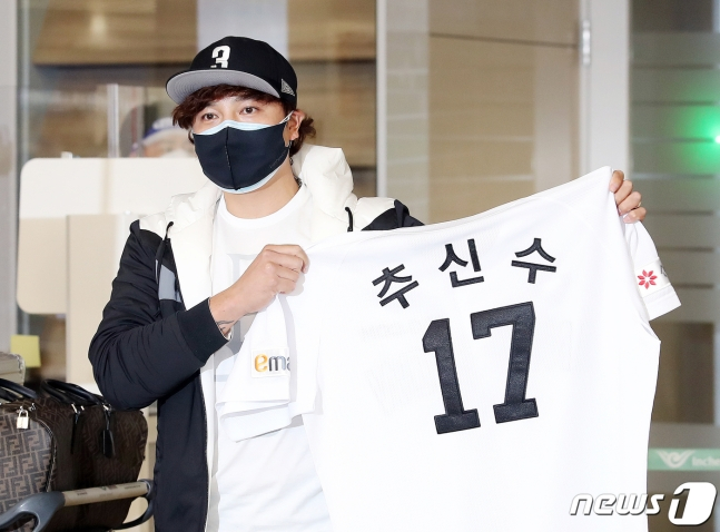 추신수가 지난 2021년 인천국제공항을 통해 한국에 복귀한 뒤 자신의 이름과 등번호가 새겨진 유니폼을 들고 사진 촬영에 임하고 있다. /사진=뉴스1