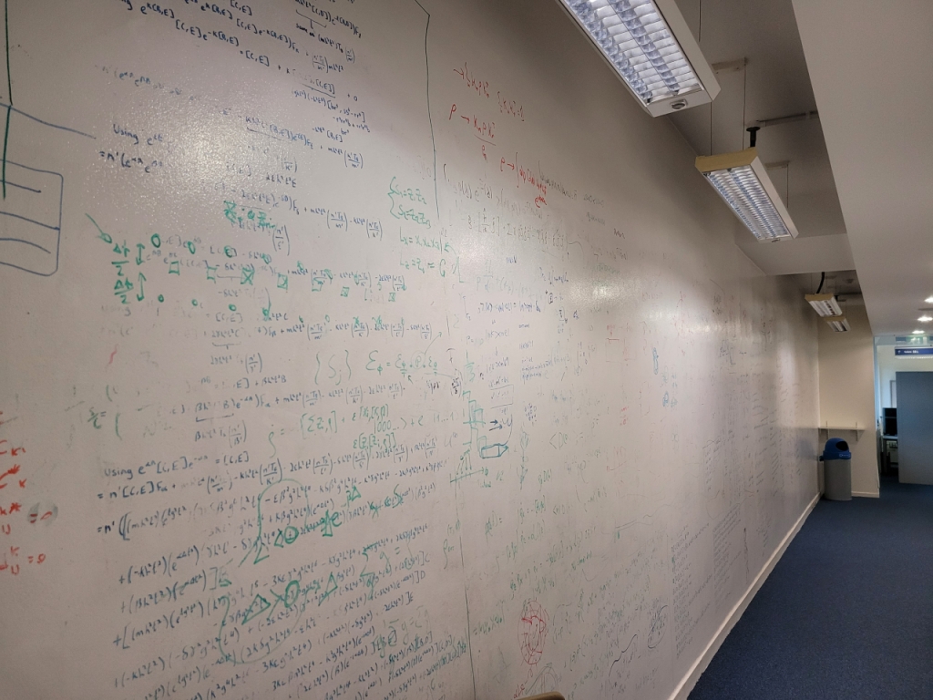 영국 임페리얼칼리지런던 내 양자과학 연구자들이 수식을 써놓은 모습. / 사진=김인한 기자