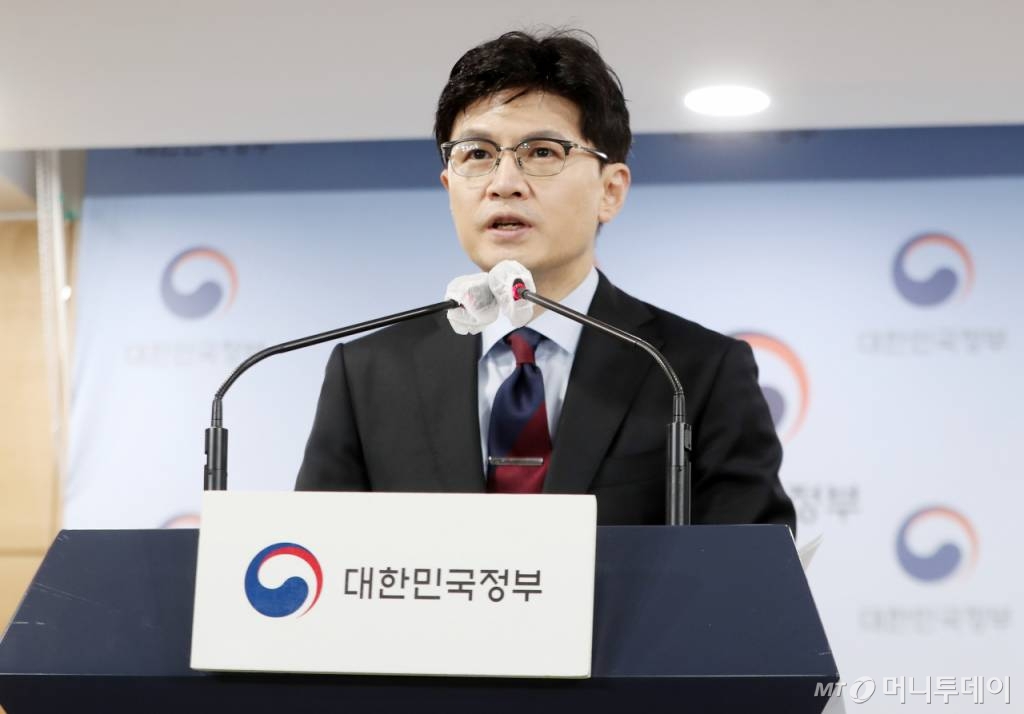 한동훈 법무부 장관이 12일 정부서울청사에서 윤석열 정부 첫 특별사면인 '8·15 광복절 특별사면' 대상자를 발표 하고 있다.<BR>  이번 특별사면 대상자는 중소기업인·소상공인
등 서민생계형 형사범, 주요 경제인, 노사관계자, 특별배려 수형자 등 1693명으로 이재용 삼성전자 부회장, 신동빈 롯데그룹 회장이 포함됐다.<BR> /사진=김휘선 기자 hwijpg@