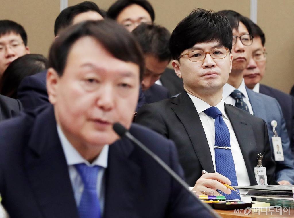 한동훈 반부패 강력부장이 17일 서울 서초구 대검찰청에서 열린 국회 법제사법위원회의 대검찰청에 대한 국정감사에서 의원들을 바라보고 있다.<BR> /사진=김창현 기자 chmt@