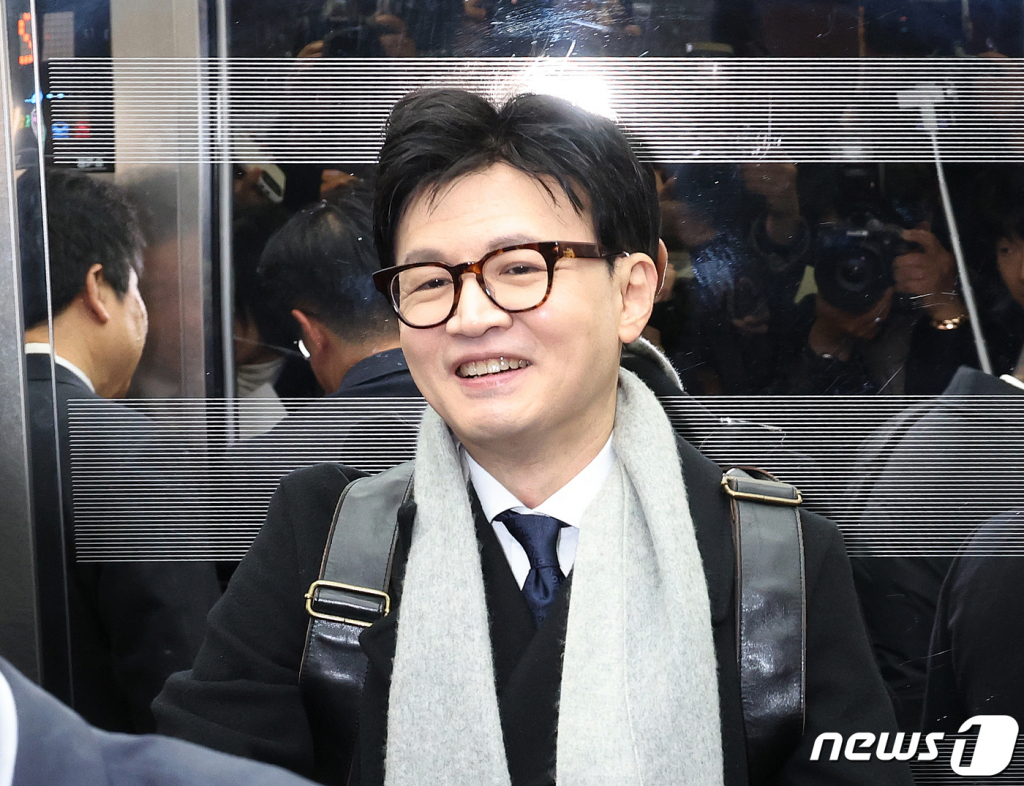 (서울=뉴스1) 송원영 기자 = 한동훈 법무부 장관이 20일 서울 여의도 국회에서 예산결산특별위원회 전체회의에 참석하기 위해 승강기를 타고 있다.<BR> 2023.12.20/뉴스1  Copyright
© 뉴스1. All rights reserved. 무단 전재 및 재배포,  AI학습 이용 금지.