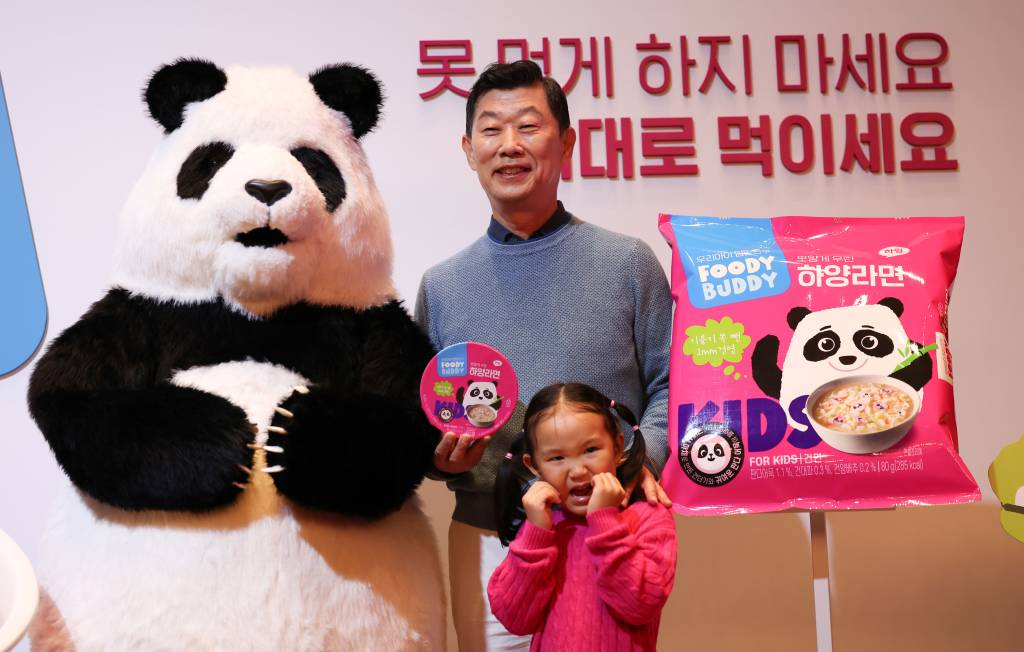 김홍국 하림그룹 회장이 11월 1일 서울 강남구 CGV 청담씨네시티에서 열린 '푸디버디' 브랜드 론칭 행사에서 푸디버디 신제품을 선보이고 있다. 푸디버디는 영유아식과 유사한 품질의 식재료로 구현한 어린이식 브랜드로서 합성첨가물 없이 자연 식재료로 맛을 낸 것이 특징이다. 하림은 이번 론칭을 통해 즉석밥, 라면, 국물요리, 볶음밥, 튀김요리, 핫도그 등 총 24종의 신제품을 선보인다. /사진=뉴시스