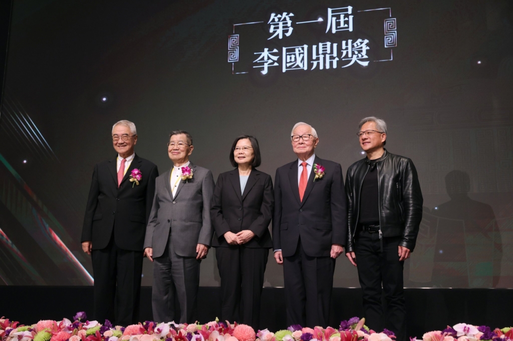 우측에서부터 젠슨 황 엔비디아 CEO, 모리스 창 TSMC 창업자, 차이잉원 대만 총통 /사진=차이잉원 대만 총통 페이스북
