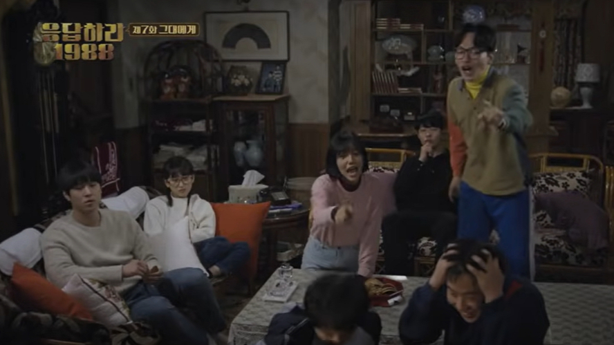 tvN 드라마 '응답하라 1988' 7회의 한 장면. 1988년 제12회 대학가요제에서 '무한궤도'가 연주를 시작하자 "난 16번"이라며 대상팀을 점치는 모습이 연출됐다. /사진='tvN drama' 갈무리