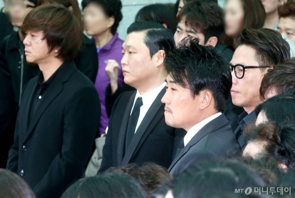 故 신해철 발인 엄수 당시 동료 가수들이 자리한 모습. /사진=홍봉진기자 honggga@