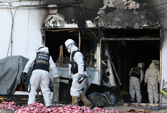 = 27일 오전 경남 밀양시 가곡동 세종병원에서 국과수 현장감식 관계자들이 세종병원 화재사고 현장감식을 하고 있다. 지난 26일 오전 7시 30분께 밀양시 가곡동 세종병원에서 불이나 총 37명이 사망했다. 2018.1.27/뉴스1  