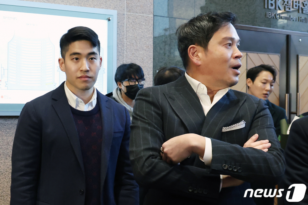 정용진 신세계그룹 부회장이 23일 오후 서울 서초구 예술의 전당에서 열린 배우자 한지희씨의 플루트 독주회가 끝난 뒤 장남 정해찬씨와 나란히 서 아내를 기다리고 있다. /2023.12.23. /뉴스1