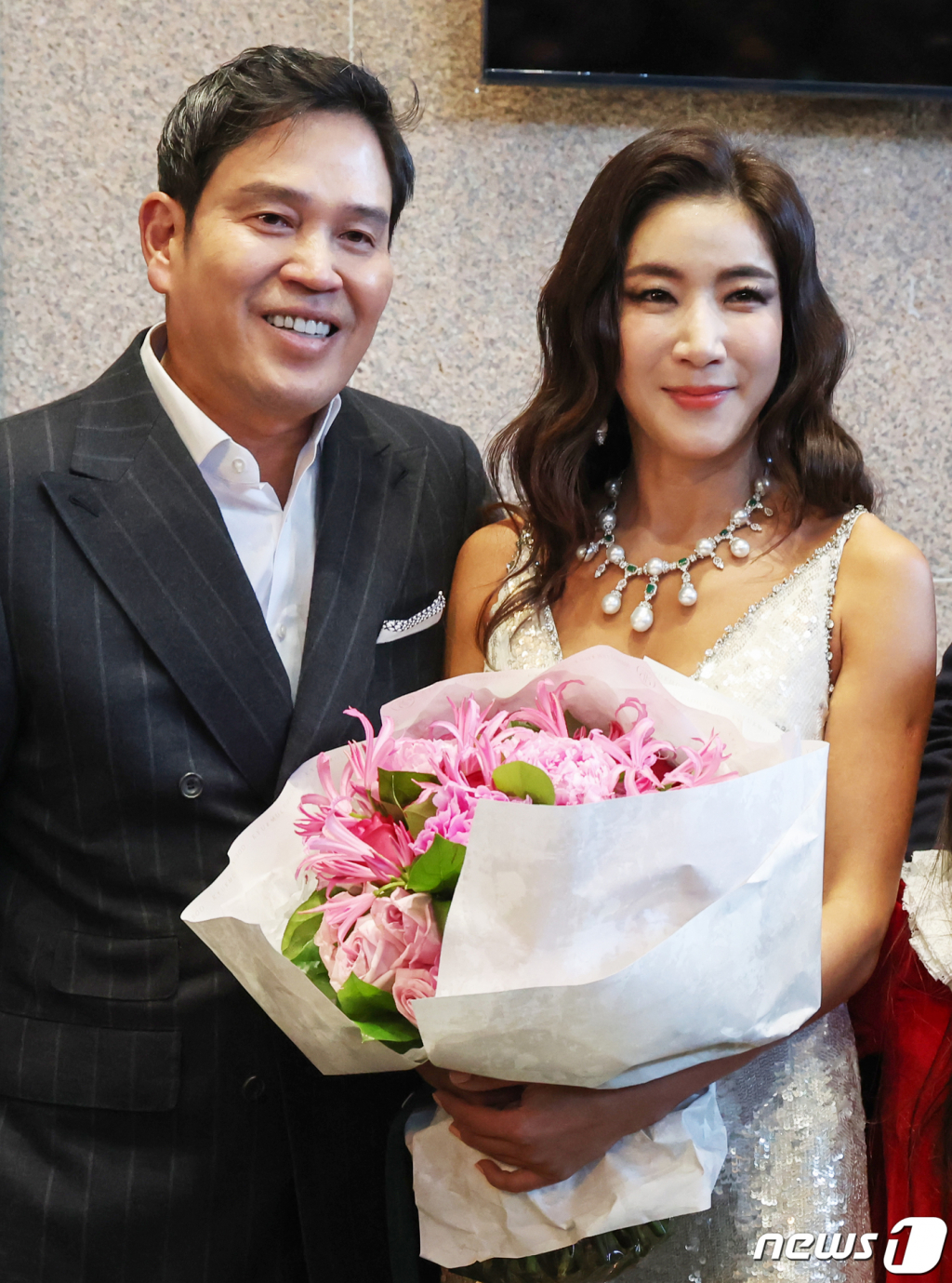 정용진 신세계그룹 부회장이 23일 오후 서울 서초구 예술의 전당에서 열린 배우자 한지희씨의 플루트 독주회가 끝난 뒤 한씨에게 축하 꽃다발을 전하고 있다. /2023.12.23. /뉴스1