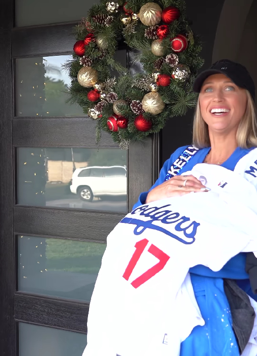 조 켈리의 아내 애슐리 켈리가 17번이 새겨진 켈리의 유니폼을 들고 나오고 있다. /사진=애슐리 켈리 SNS 갈무리