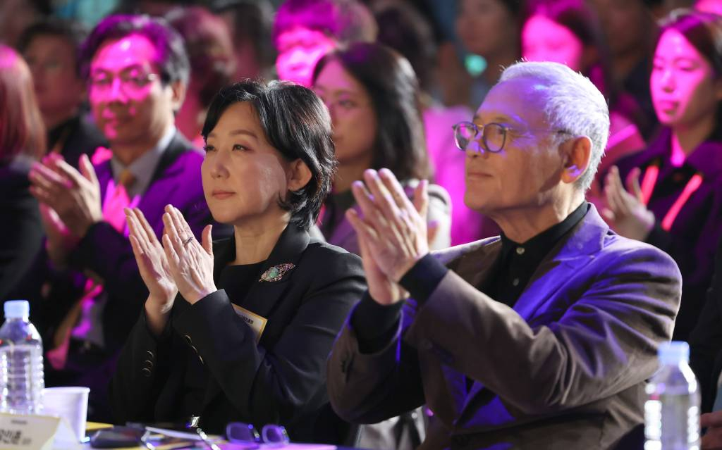 [서울=뉴시스] 김선웅 기자 = 유인촌 문화체육관광부 장관과 박은실 한국문화예술교육진흥원 원장이 1일 서울 성수동 에스팩토리에서 열린 문화체육관광부(장관 유인촌), 한국문화예술교육진흥원(원장 박은실) 주최 2023 대한민국 문화예술교육 축제 개막행사에 참석해 박수를 치고 있다. 문체부와 교육진흥원은 오늘부터 12월 1일까지 전국 17개 광역시도 지역 곳곳의 문화예술 공간에서 2023 대한민국 문화예술교육 축제를 개최한다. 축제는 첫 대규모 전국 행사로 개최되며 문체부가 발표한 제2차 문화예술교육 종합계획(2023~2027) 정책방향에 맞추어 '누구나 문화예술을 더 가까이, 더 깊게'라는 슬로건 아래 문화예술향유자 관점의 문화예술교육 전환과 미래 문화예술교육 생태계 활성화를 핵심 주제로 기획됐다. 2023.11.01.