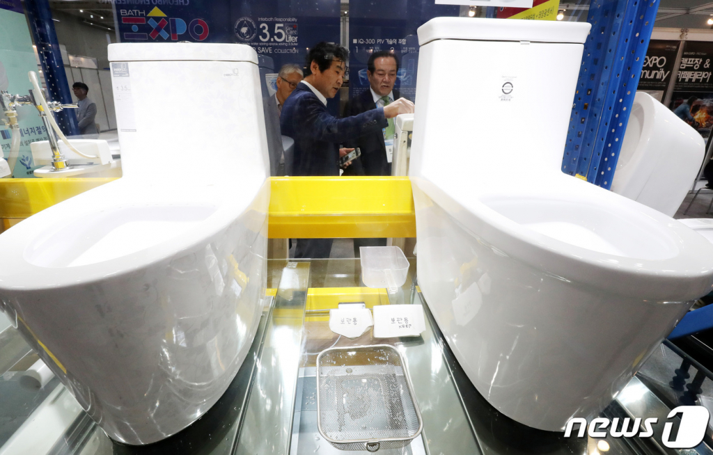 (수원=뉴스1) 조태형 기자 = 13일 오전 경기도 수원시 영통구 수원컨벤션센터에서 개막한 제1회 수원국제 하수처리 및 화장실 박람회에서 시민들이 각종 화장실 시설을 살펴보고 있다.  하수처리와 화장실 관련 신기술을 만날 수 있는 이번 박람회는 오는 15일까지 계속된다. 2019.6.13/뉴스1  