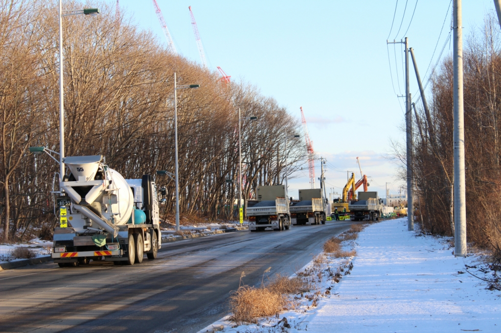 라피더스 공장 건설 현장으로 줄지어 진입하고 있는 작업 차량들./사진=이재윤 기자