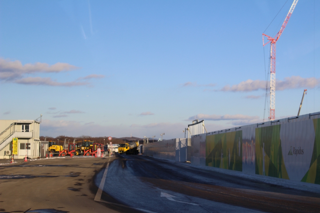 라피더스 반도체 공장 주출입구를 통과해 바라본 건설 현장./사진=이재윤 기자