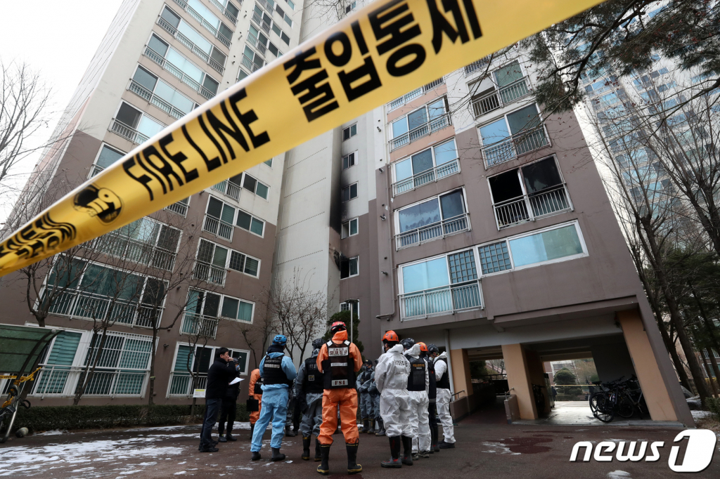 (서울=뉴스1) 이승배 기자 = 26일 오전 서울 도봉구의 한 아파트 화재현장에서 경찰과 소방 등 관계당국으로 구성된 합동감식팀이 감식을 준비하고 있다.  전날 이 아파트에선 화재가 발생해 32명의 사상자가 발생했다. 관계당국은 발화지점으로 추정되는 3층 내부에서부터 현장감식을 통해 사고 원인을 규명할 예정이다. 2023.12.26/뉴스1  Copyright © 뉴스1. All rights reserved. 무단 전재 및 재배포,  AI학습 이용 금지.