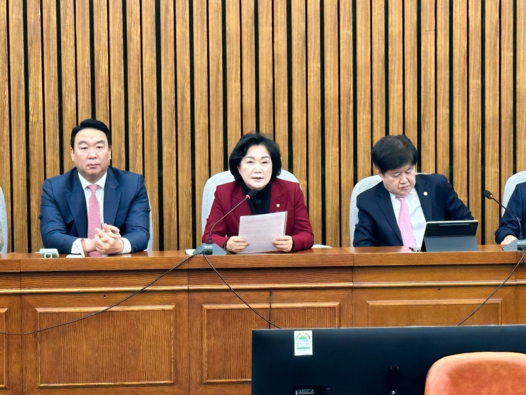 조명희(가운데) 국민의힘 원내부대표가 26일 오전 국회 본관에서 진행한 국민의힘 원내대책회의에서 반영구화장 및 타투 합법화 법안을 통과시키는 데 의원들이 힘을 모아야 한다고 촉구하고 있다. /사진=조명희 의원실