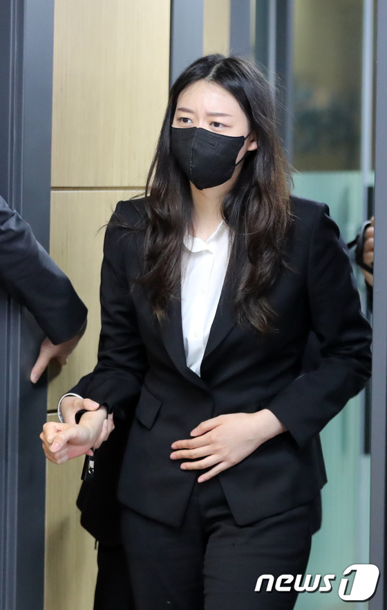 지난해 3월 16일 서울시 종로구 변호사회관에서 열린 'JMS 교주 정명석 출소 후 성폭력 피해자 기자회견'에서 피해자 메이플(Yip Maple Ying Tung Huen)씨가 발언대로 들어오고 하고 있다./사진=뉴스1