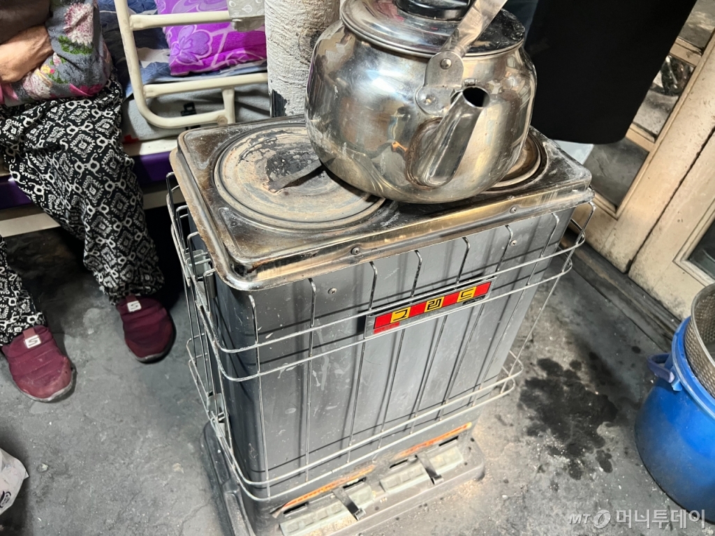 지난 26일 오전 10시39분 서울 노원구 백사마을 장순분씨(86)의 집 안 내부. 바닥이 차가운 시멘트로 돼 있어 겨울철 방한화를 신고 연탄으로 난로를 틀어야 따듯해진다./사진=민수정 기자 