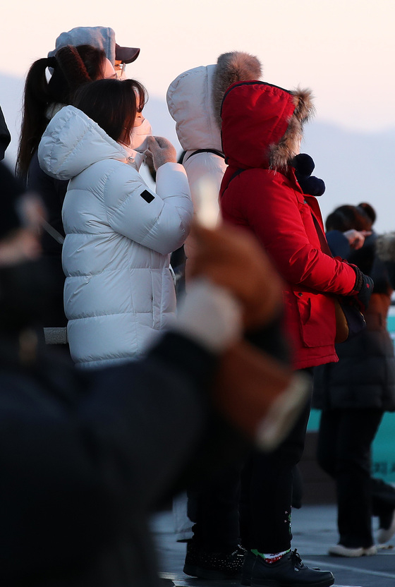 (서울=뉴스1) 박지혜 기자 = 2022 임인년 새해 첫날인 1일 서울 남산 팔각정을 찾은 시민들이 새해 첫 해맞이를 감상하고 있다. 2022.1.1/뉴스1  