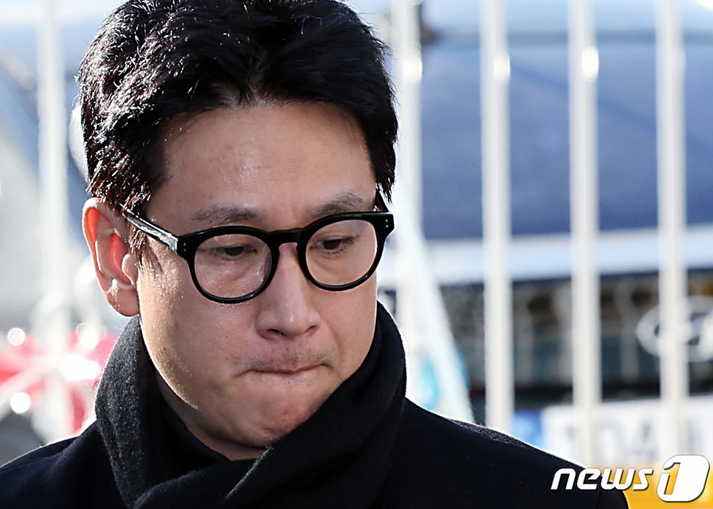 (서울=뉴스1) 박정호 기자 = 마약류 투약 혐의로 경찰 수사를 받던 배우 이선균씨(48)가 숨진 채 발견됐다. 27일 경찰에 따르면 이씨는 서울 종로구 와룡공원 인근에서 숨진 채 발견됐다. 경찰은 112 신고를 접수하고 현장으로 출동했다. 사고 현장에서는 번개탄을 피운 흔적도 있는 것으로 전해졌다. 경찰은 그가 극단적 선택을 한 것으로 추정하고 있으며 자세한 사망 이유 등을 조사할 방침이다. 사진은 이선균 씨가 지난 23일 오전 인천 남동구 인천논현경찰서로 3차 소환조사를 받기 위해 도착한 모습.(뉴스1 DB)2023.12.27/뉴스1 Copyright © 뉴스1. All rights reserved. 무단 전재 및 재배포, AI학습 이용 금지.