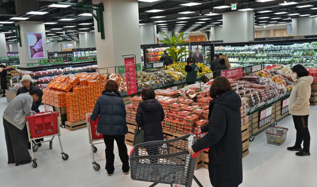 오는 28일 '그랑 그로서리'로 리뉴얼 오픈하는 서울 은평구 롯데마트 은평점에서 고개들이 장을 보고 있는 모습/사진제공= 롯데마트