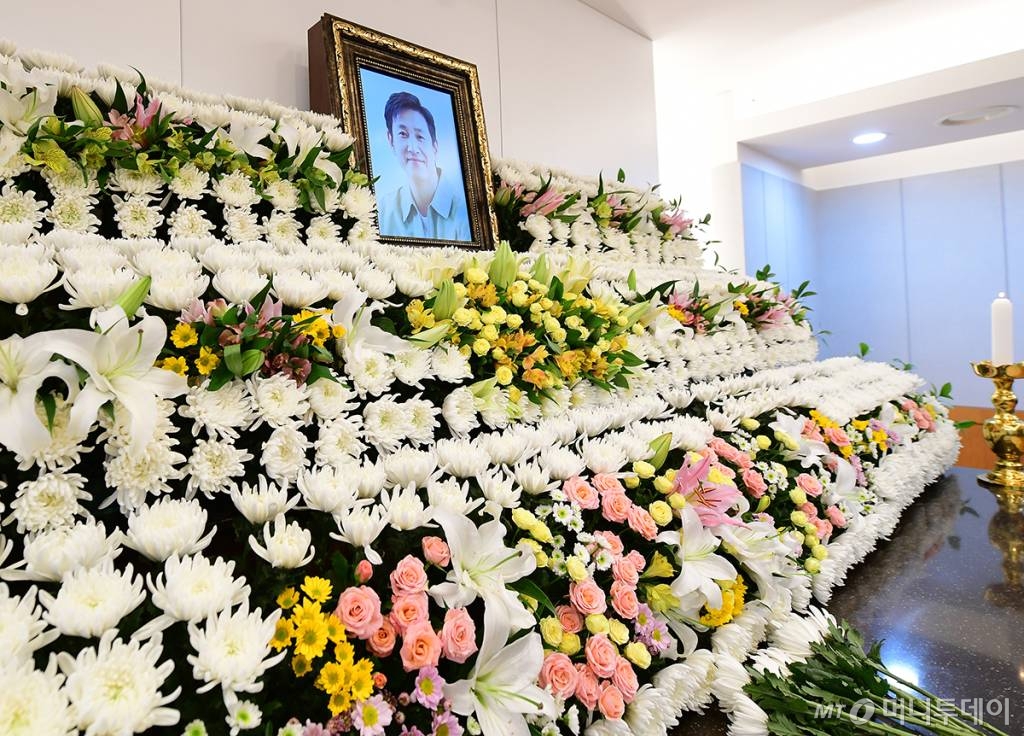 27일 서울 종로구 서울대학교병원 장례식장에 마련 故 이선균의 빈소에 영정사진이 놓여 있다. 아내인 전혜진이 상주로 이름을 올렸다. 발인은 29일, 장지는 전북 부안군 선영이다. /사진=이동훈