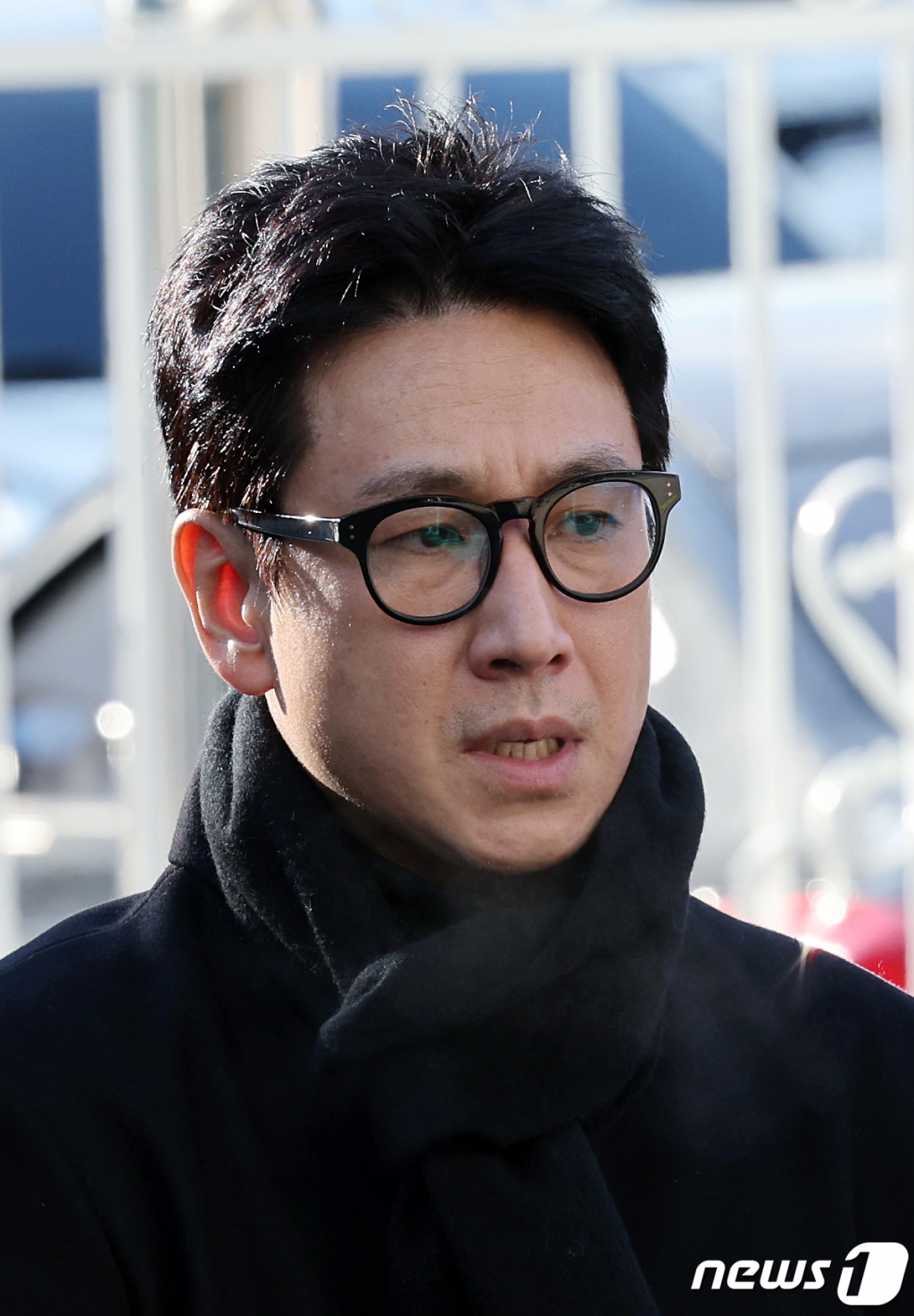 마약 투약 혐의를 받고 있는 배우 이선균 씨가 23일 오전 인천 남동구 인천논현경찰서로 3차 소환조사를 받기 위해 도착해 입장을 밝히고 있다.  /사진=뉴스1