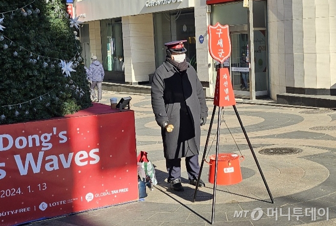 지난 22일 명동성당 앞에서 진행된 구세군 자선냄비 모금. /사진=김온유 기자 