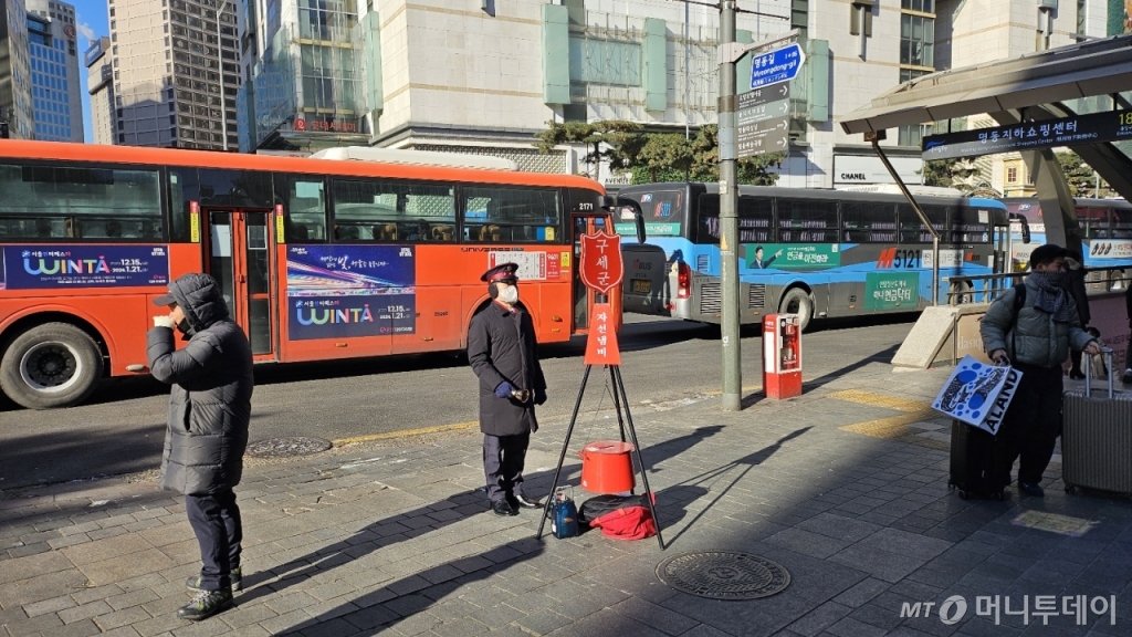 지난 22일 명동성당 앞에서 진행된 구세군 자선냄비 모금. /사진=김온유 기자 
