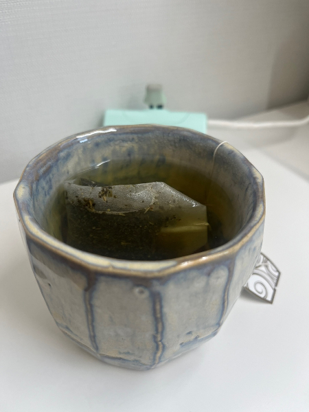 은퇴 후 뭘 할 지 몰라하던 엄마를 위해 도예와 난타를 알아봐주고 끊어주었단 속 깊은 딸. 그 덕분에 무척 재밌어해 좋다고. 재능 있는 엄마가 만든 찻잔. 올 겨울 독자님 목을 책임지고 있단다./사진=독자 제공