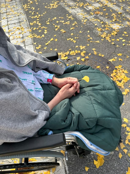 횡단보도를 건너다 신호를 위반하고 달려온 퀵보드에 받쳐 넘어져, 뇌를 다친 엄마. 살아주어서 감사하다고./사진=독자 제공