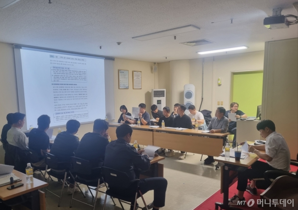 3년째 서울경찰청 지하철경찰대에서 수사계장으로 일하고 있는 김기창 경정(48)이 지하철 범죄 판례 연구회를 만들어 동료들과 지하철 범죄와 판례를 분석하고 있다. 연구회 모임을 진행하는 김 경정의 모습./사진=김기창 경정 제공